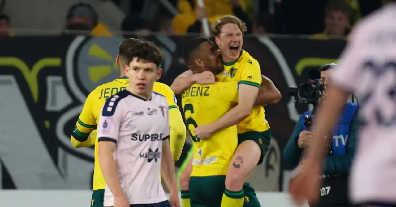 Radość po golu w meczu GKS Katowice – Górnik Zabrze. Piłkarze w żółtych strojach świętują, jeden z nich niesie kolegę.