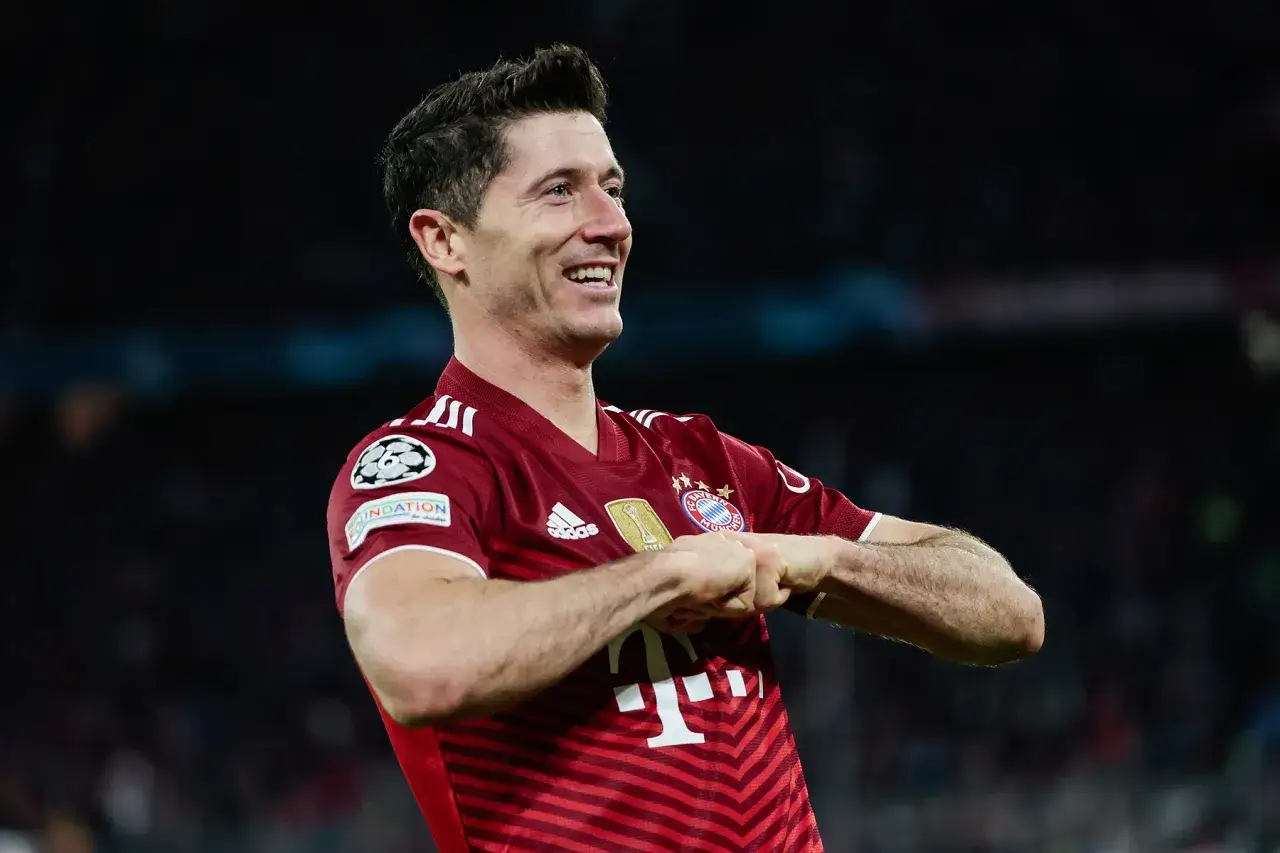 Robert Lewandowski, jeden z najlepszych króli strzelców Bundesligi, świętuje bramkę w czerwonej koszulce Bayernu Monachium.