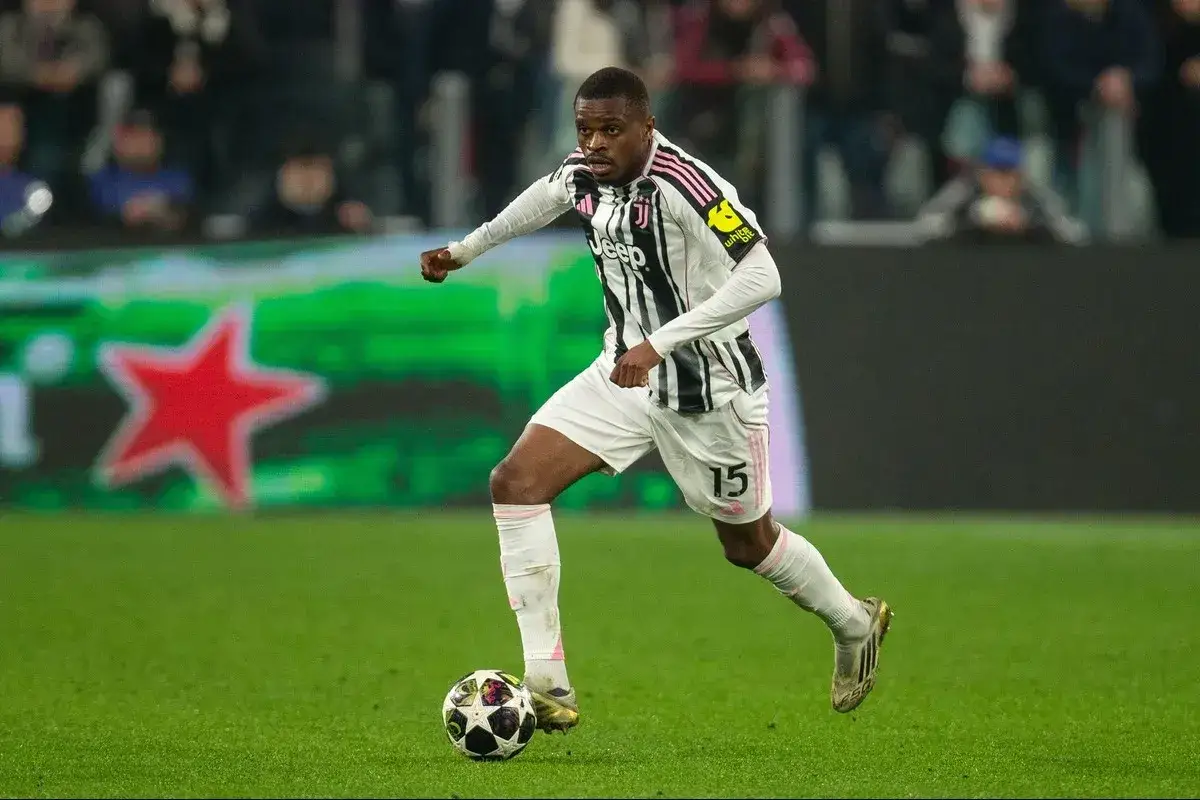Piłkarz Juventusu z numerem 15 na koszulce drybluje z piłką podczas meczu Juventus – Sassuolo.