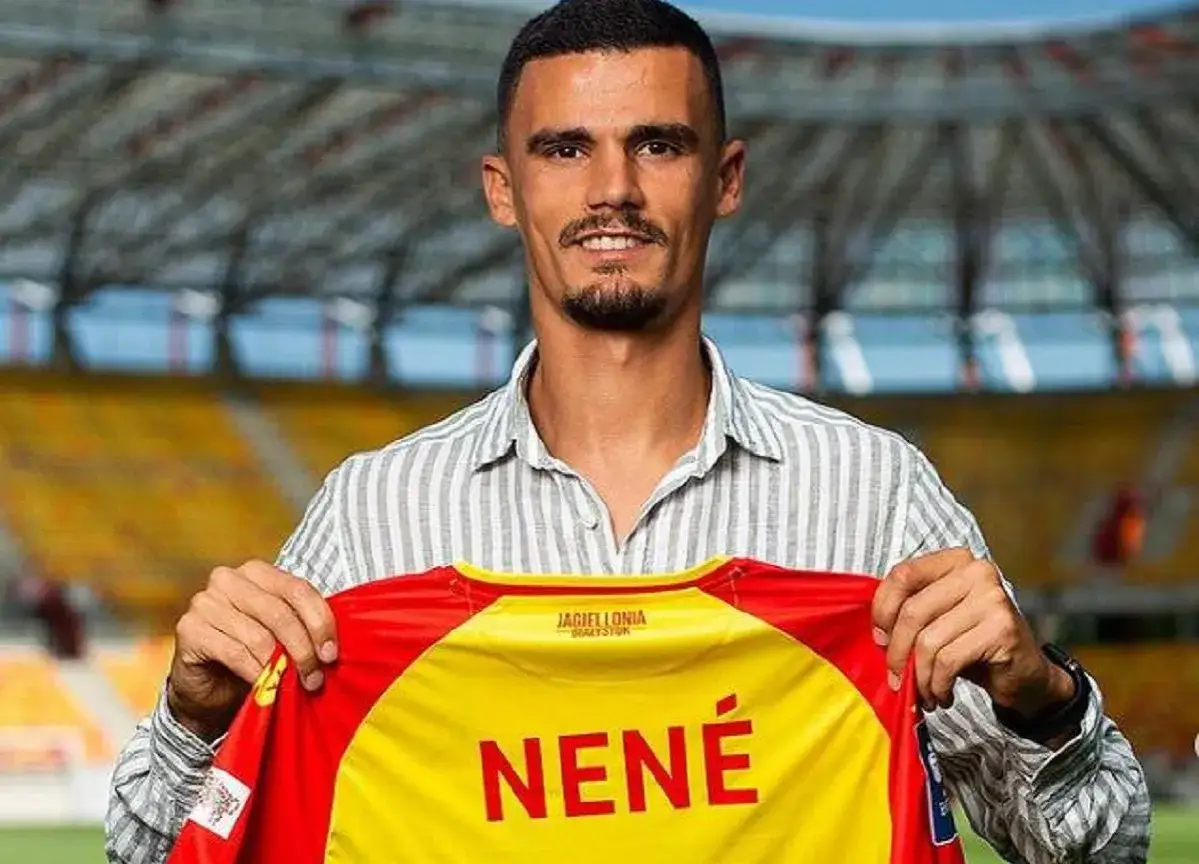 Piłkarz Nené prezentuje koszulkę Jagiellonii Białystok. To ważny moment w jego karierze i w historii jagiellonia transfery.