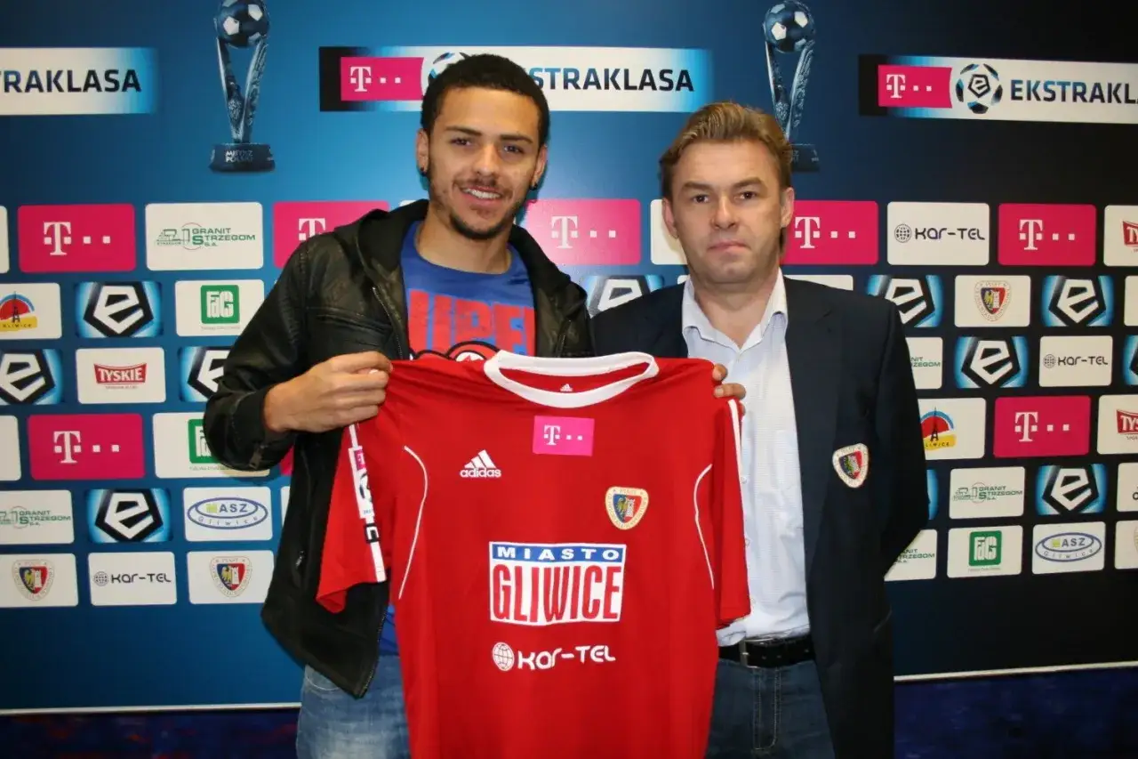 Piast Gliwice prezentuje nowe transfery. Piłkarz z koszulką klubu, obok działacz.