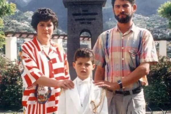 Młody Cristiano Ronaldo w białym garniturze, z rodzicami. Jose Dinis Aveiro, jego ojciec, stoi po prawej.